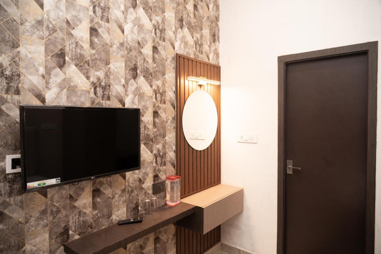 Hotel Holy Land Waranasi Zewnętrze zdjęcie