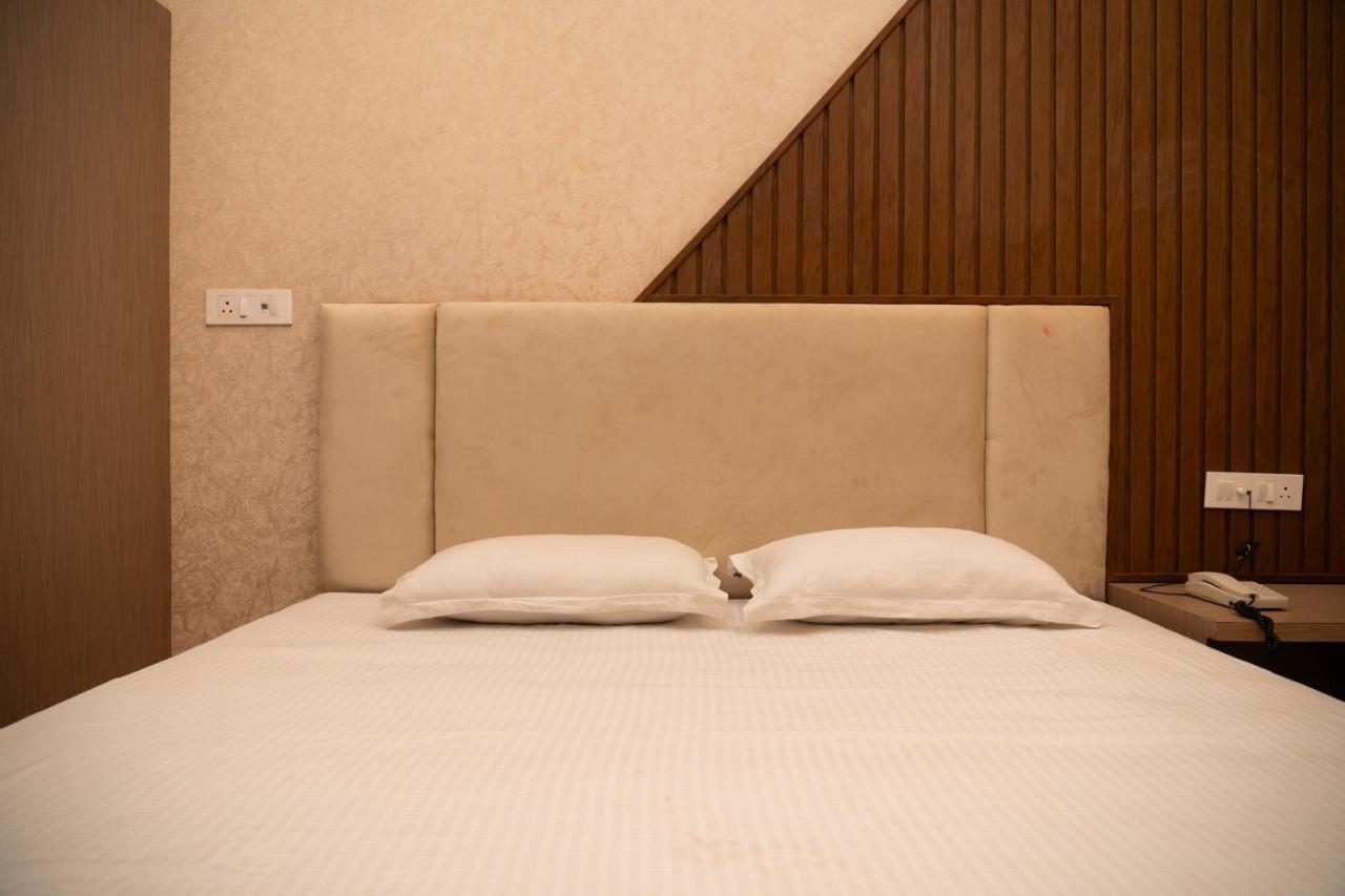 Hotel Holy Land Waranasi Zewnętrze zdjęcie