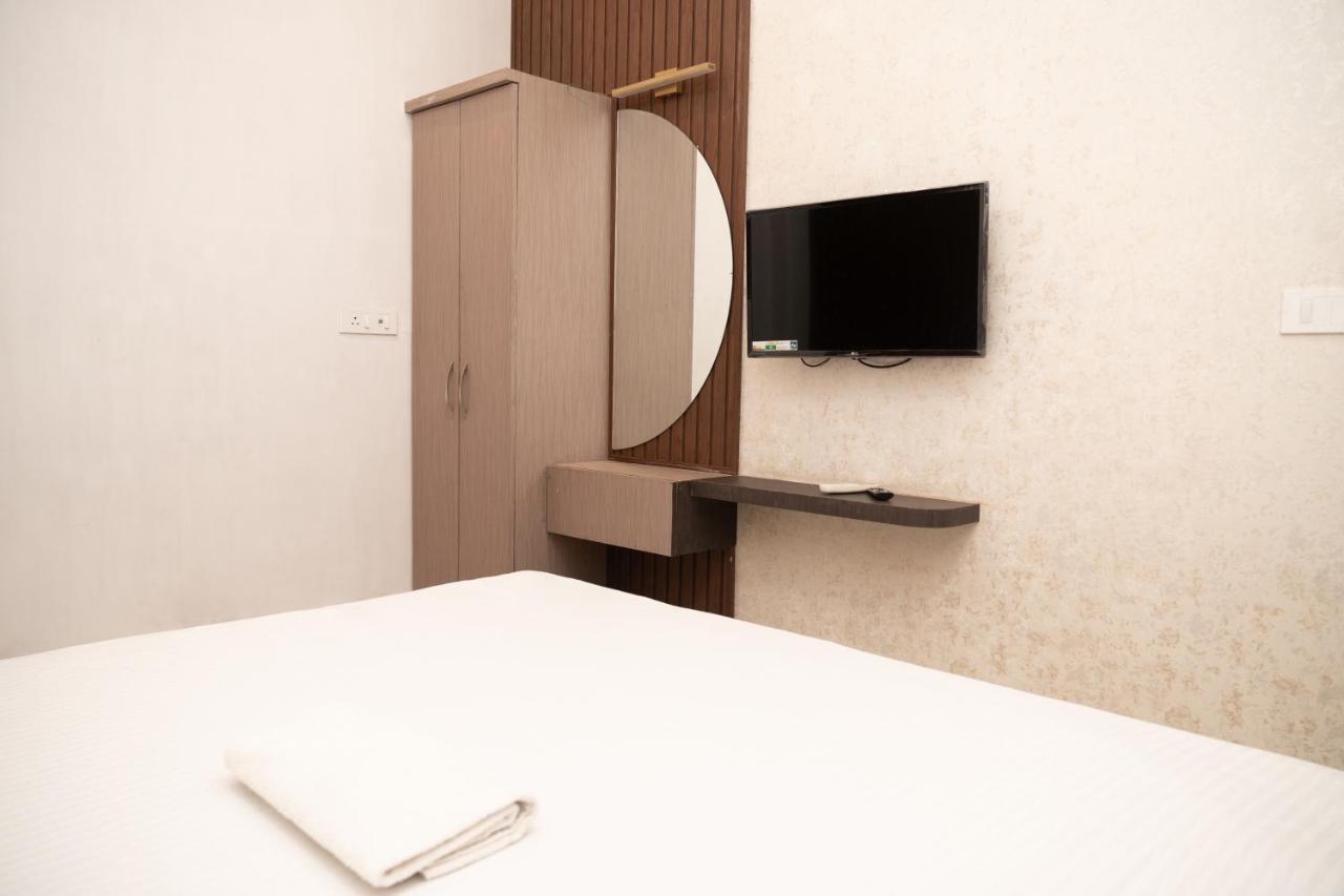 Hotel Holy Land Waranasi Zewnętrze zdjęcie
